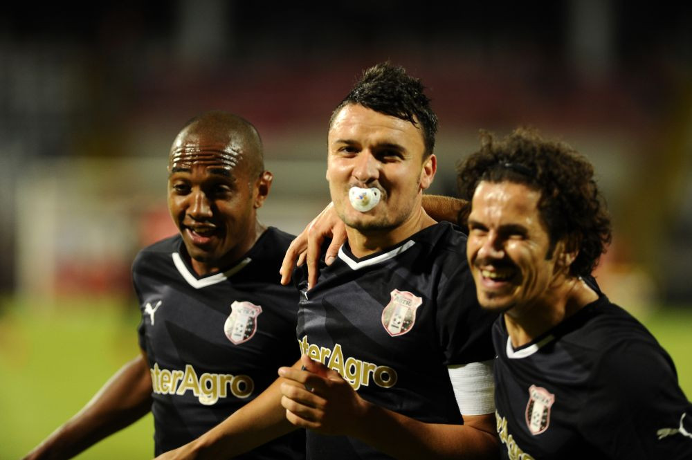 E o oferta concreta, scrisa! Ar castiga multi bani acolo! Sumudica vorbeste despre plecarea lui Budescu! Poate sa dea o superlovitura