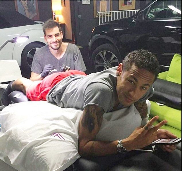 Mesajul emotionant din noul tatuaj al lui Neymar. Fotbalistul nu a uitat de unde a plecat