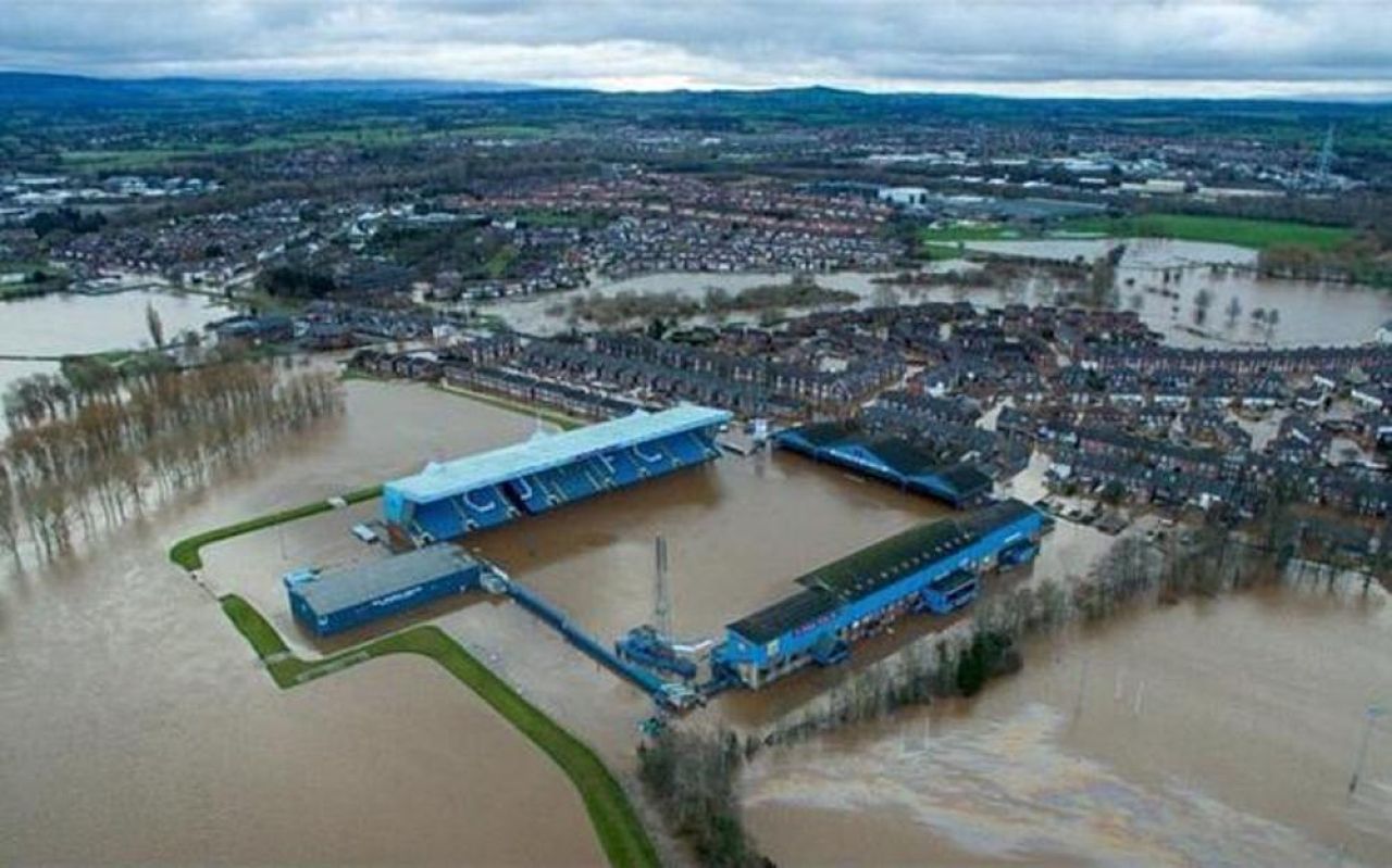 Asta e magia fotbalului! O echipa din Liga a 4-a engleza a mers sa curete casele oamenilor afectati de inundatii! Imagini impresionante_8