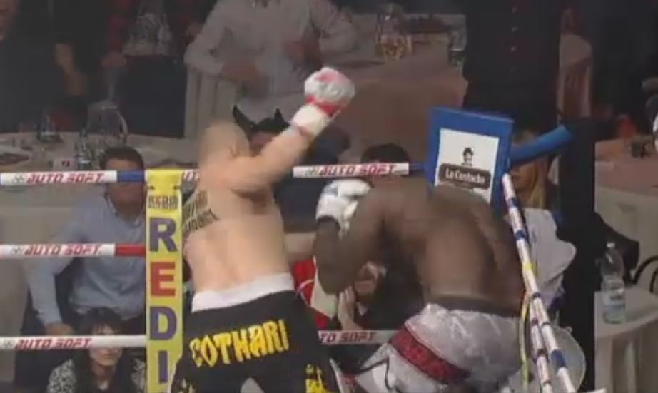 Momente HALUCINANTE la meciul lui Morosanu cu GORILLA Jackson. Asa ceva nu s-a mai intamplat niciodata in ring! VIDEO