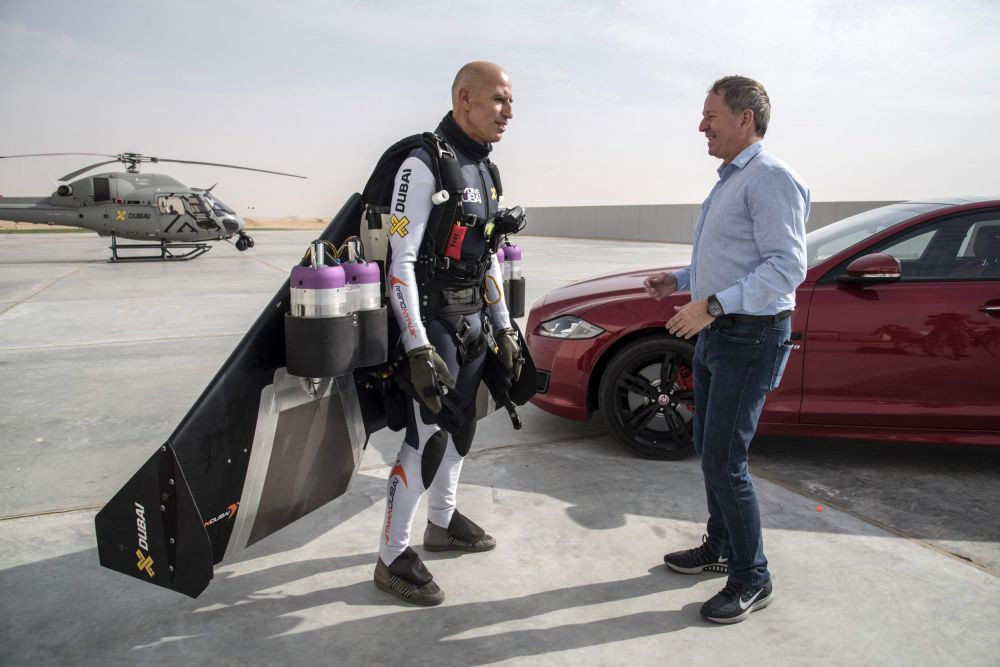 VIDEO Cursa sfarsitului de an! Un Jaguar se intrece cu un OM ZBURATOR in desertul din Dubai! Cine a castigat