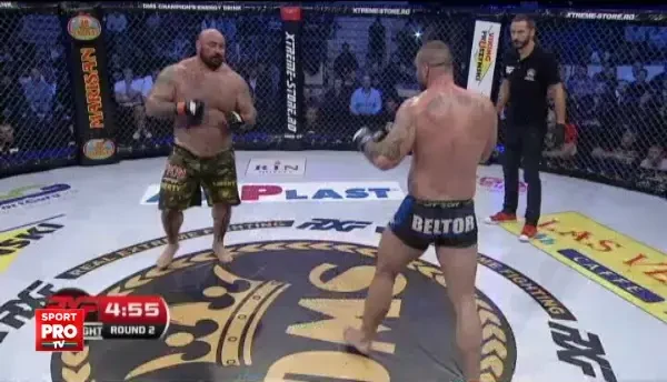 VIDEO: Sandu Lungu, invins de teroarea Poloniei, Wlazlo! Lungu s-a luptat pana la capat si a fost iesit din ring in aplauzele celor 5000 de romani de la Polivalenta