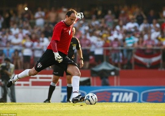 Imagini SENZATIONALE in Brazilia! Portarul-golgheter Rogerio Ceni s-a retras dupa 23 de ani si 131 de goluri! VIDEO_10
