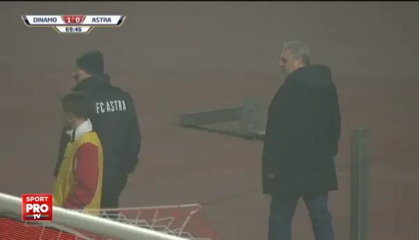 MOMENT INCREDIBIL la Dinamo - Astra! Sumudica a parasit terenul in min 70 tinandu-se de INIMA! Alibec s-a dus si el la vestiare