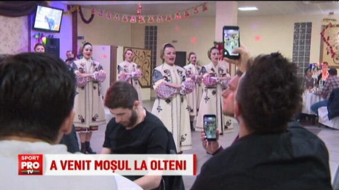 I-au trimis sa plimbe ursul :) Jucatorii de la Pandurii care asteptau banii de sarbatori s-au ales doar cu un party cu dansuri populare