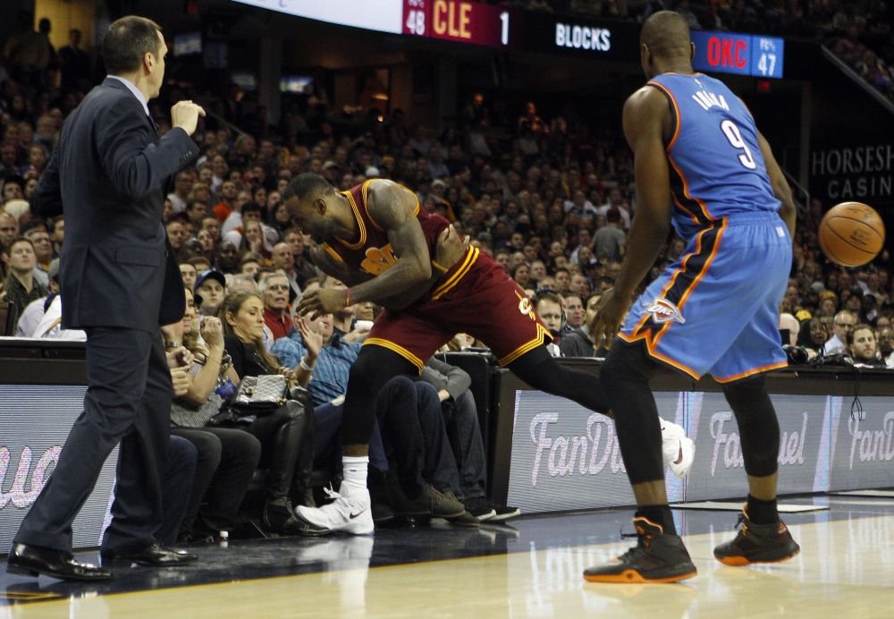 Scene infioratoare in NBA! LeBron a bagat in spital o spectatoare din primul rand dupa ce a cazut peste ea! Cum arata. VIDEO