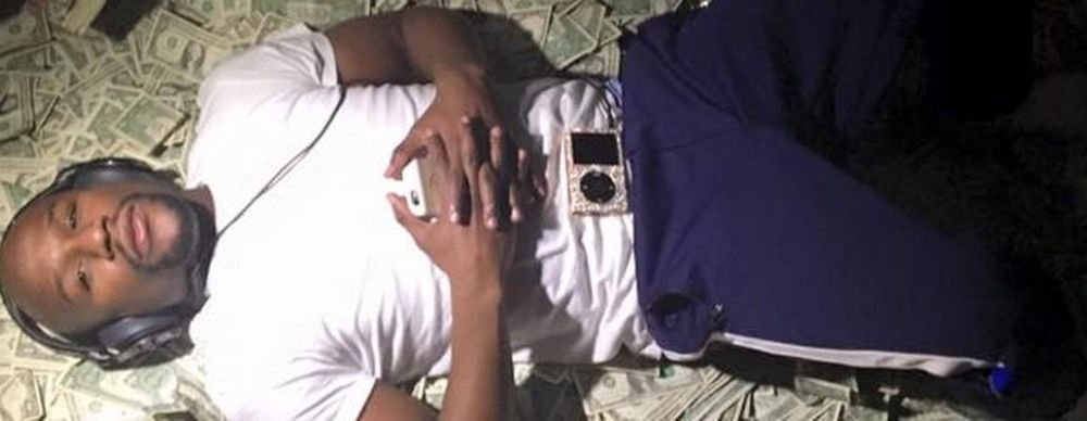 Am adus clubul de striptease la mine O noua aroganta marca Floyd Mayweather! Cum arata COVORUL sau! FOTO