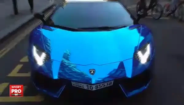 Cum se chinuie un valet sa intre intr-un Lamborghini! Clipul a devenit rapid VIRAL pe internet! VIDEO