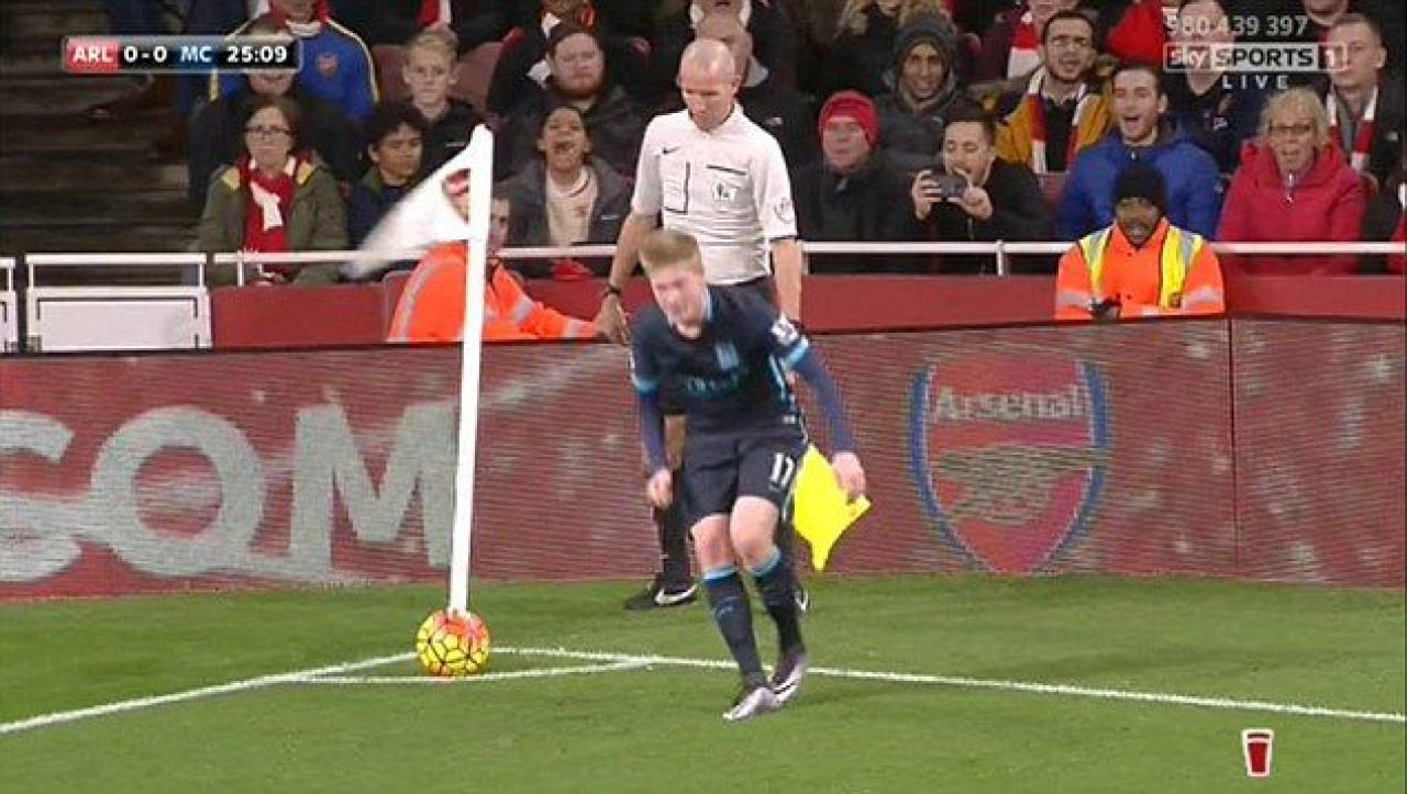 Faza saptamanii in Anglia! A vrut sa bata un corner in Arsenal - Manchester City, dar tot stadionul a RAS DE EL! Ce a patit. FOTO_1