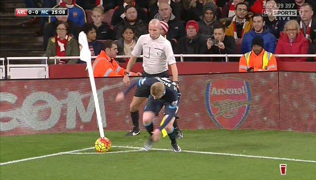 Faza saptamanii in Anglia! A vrut sa bata un corner in Arsenal - Manchester City, dar tot stadionul a RAS DE EL! Ce a patit. FOTO_2