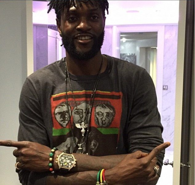 E somer, dar nu se plange. Adebayor n-a mai jucat fotbal de jumatate de an, timp in care a ramas fara echipa, insa are alte activitati :)_2