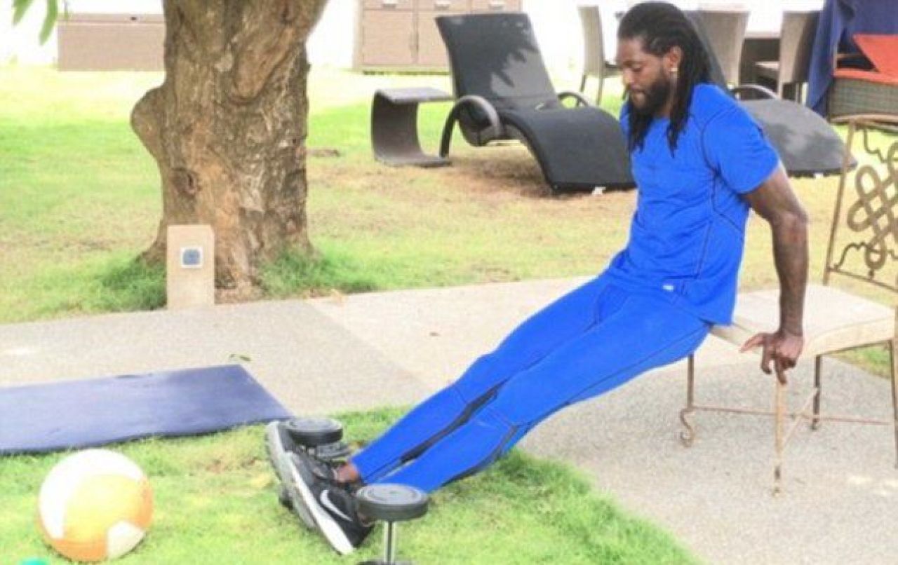 E somer, dar nu se plange. Adebayor n-a mai jucat fotbal de jumatate de an, timp in care a ramas fara echipa, insa are alte activitati :)_4