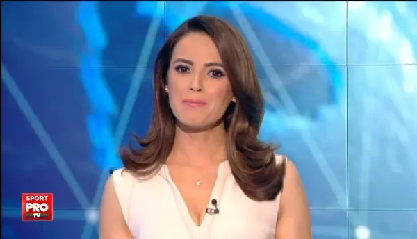 Batman chiar e erou in America! Mascota unei echipe de baschet a salvat o pasare ratacita in sala | VIDEO