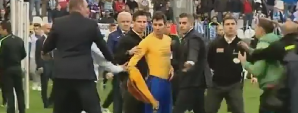 Gest superb al lui Messi in fata unui pusti DISPERAT dupa el care a intrat pe teren! Ce a facut Leo cand bodyguarzii au intervenit