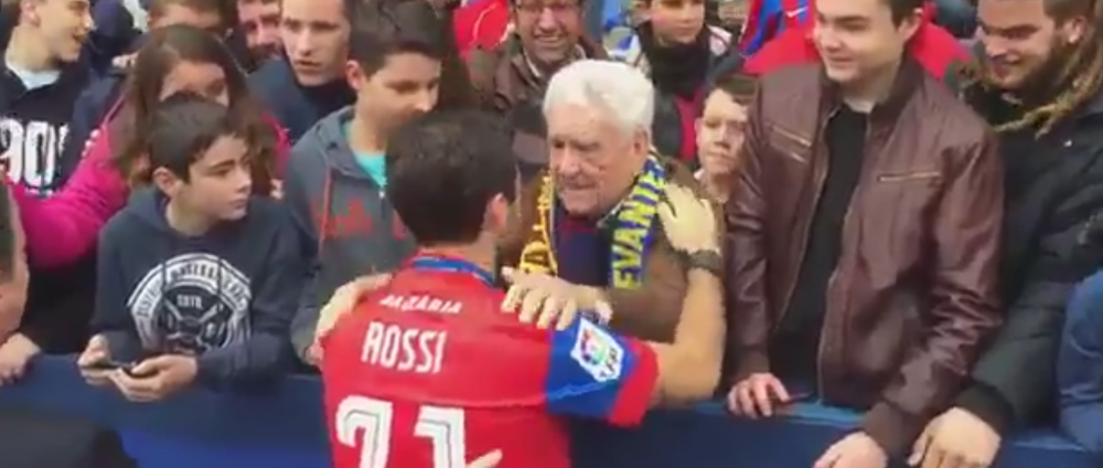 VIDEO SENZATIONAL! Ce dialog a avut Rossi cu un fan de-al lui Levante dupa ce a semnat