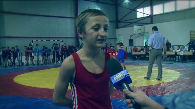 EROI.RO | Medicii l-au pus sa faca sport pentru ca avea prea multa energie. Azi are 13 ani, de 3 ani e campion national la lupte si isi intretine familia cu medaliile sale_2