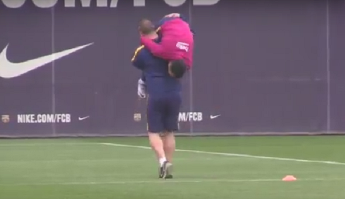 Dani Alves SHOW la ultimul antrenament al Barcelonei: l-a ridiculizat pe omul care se ocupa de echipamente pe Camp Nou! Cum a fost pedepsit :) VIDEO