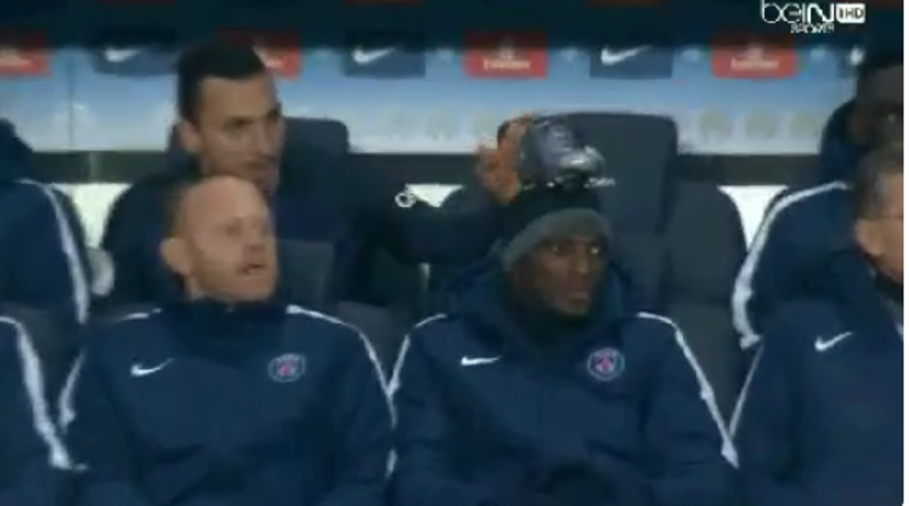 Ce face Zlatan cand se plictiseste pe banca. Moment genial la ultimul meci al lui PSG. Farsa facuta unui coleg. VIDEO
