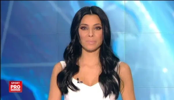 Clujul fierbe in asteptarea meciului de FedCup: 1.000 de fani la antrenamentul Simonei Halep! Un copil "a sarit pe ea" si a pupat-o :)