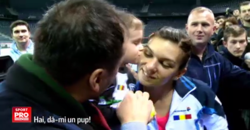 Clujul fierbe in asteptarea meciului de FedCup: 1.000 de fani la antrenamentul Simonei Halep! Un copil a sarit pe ea si a pupat-o :)
