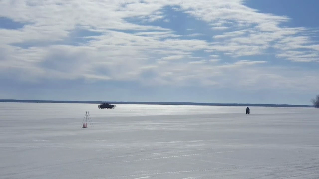 215 kilometri pe ora pe un lac inghetat! Recordul senzational atins de acest motociclist