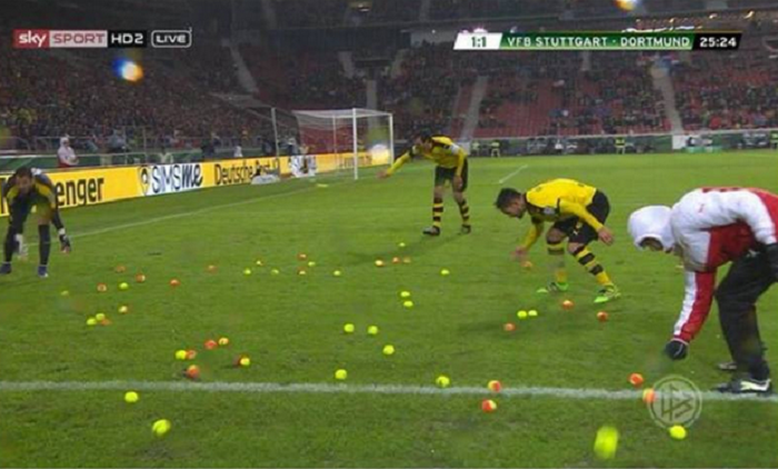Asa ceva nu s-a mai vazut niciodata pe un teren de fotbal: a plouat cu mingi de tenis la Stuttgart - Dortmund. De ce au protestat fanii
