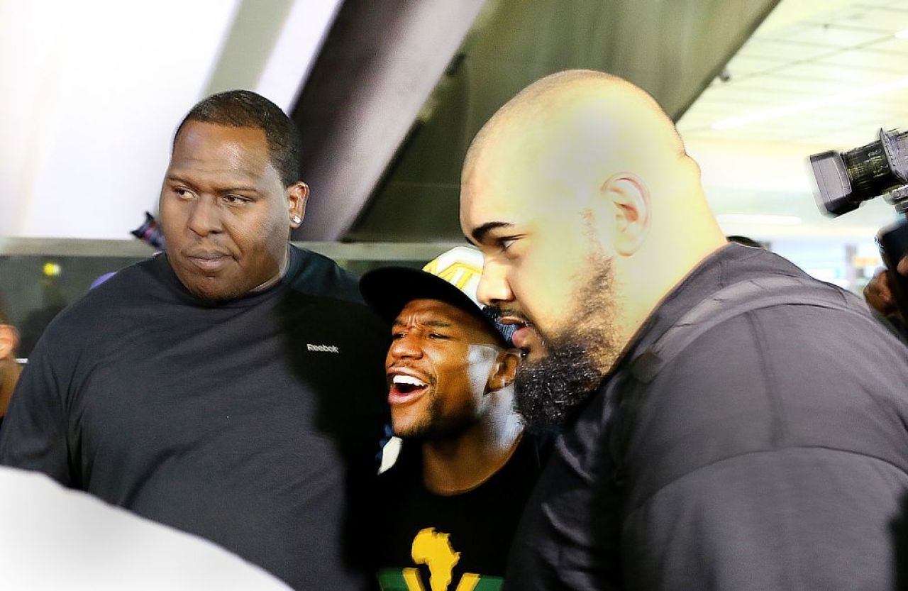 Mayweather si-a angajat cel mai MARE BODYGUARD din lume! Cum arata GIGANTUL care sta in fiecare secunda sa-l pazeasca. FOTO_1
