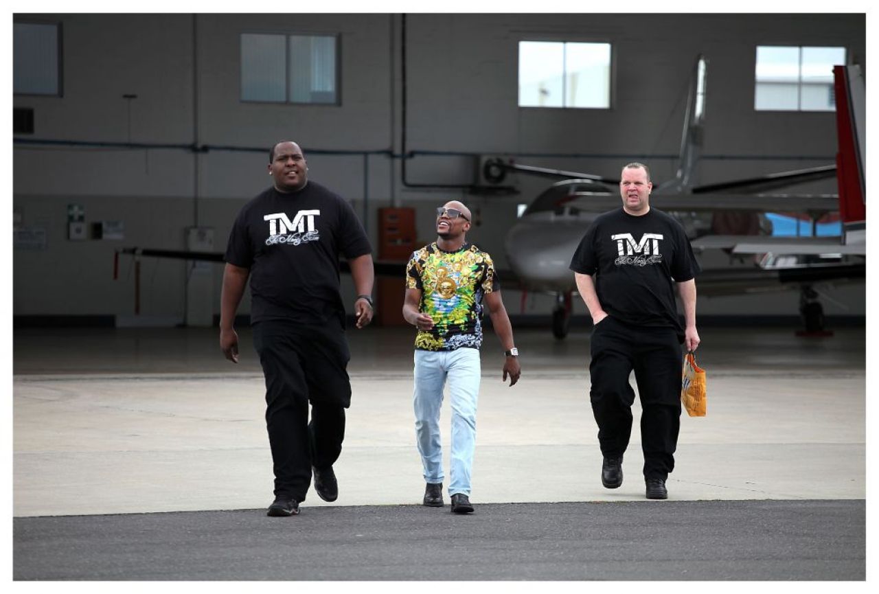 Mayweather si-a angajat cel mai MARE BODYGUARD din lume! Cum arata GIGANTUL care sta in fiecare secunda sa-l pazeasca. FOTO_2