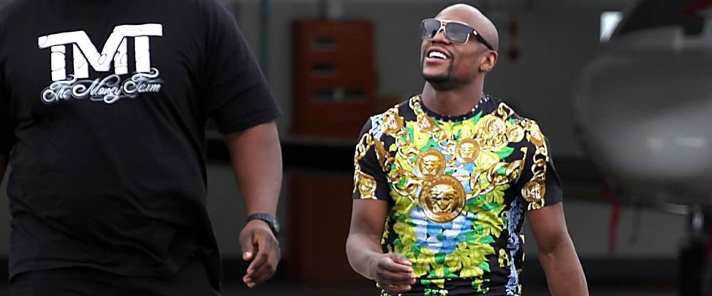 Mayweather si-a angajat cel mai MARE BODYGUARD din lume! Cum arata GIGANTUL care sta in fiecare secunda sa-l pazeasca. FOTO_3