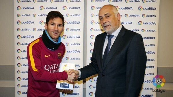 Ce gluma buna :) Leo Messi tocmai a castigat pentru prima data acest trofeu, singurul care ii lipsea din vitrina