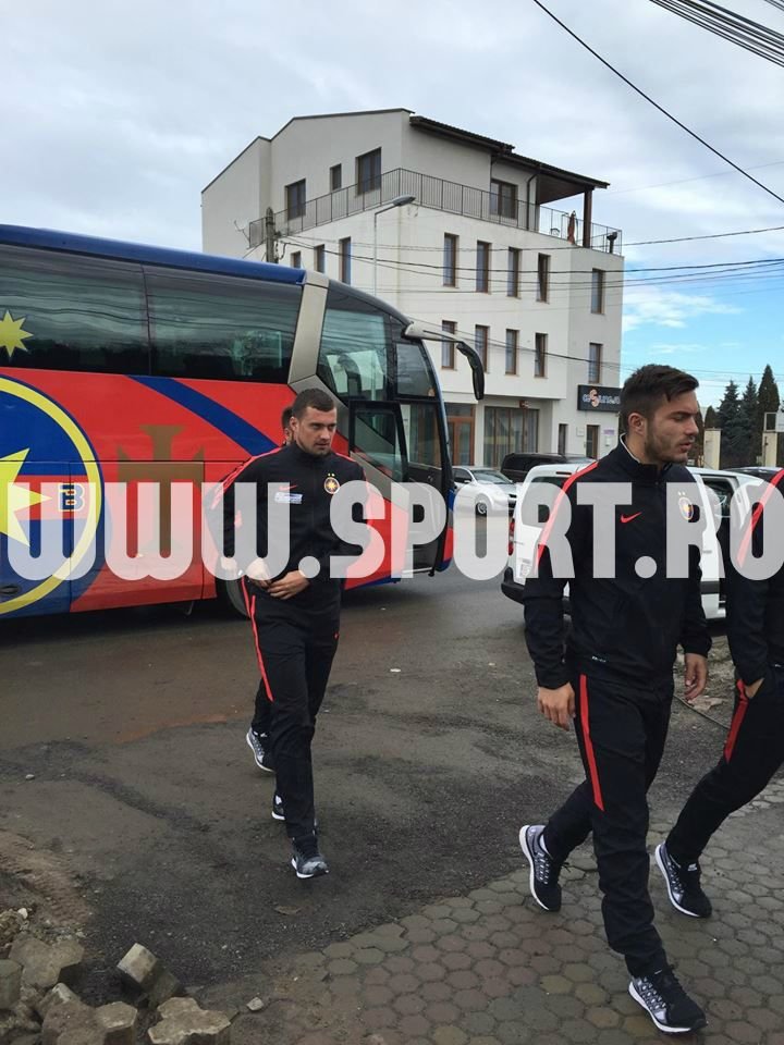 EXCLUSIV Mesajul lui Gigi Becali pentru jucatori, cand i-a vazut in curtea bisericii! Ce le-a spus in aceasta dimineata_5