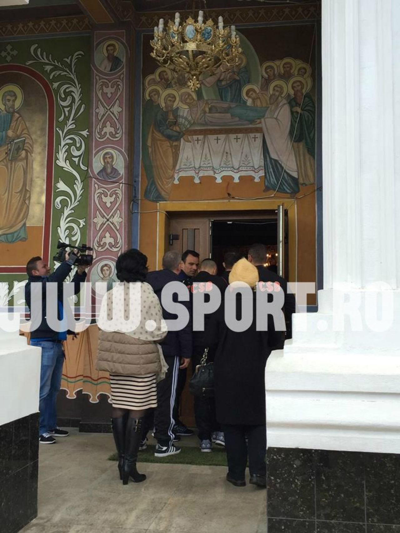 EXCLUSIV Mesajul lui Gigi Becali pentru jucatori, cand i-a vazut in curtea bisericii! Ce le-a spus in aceasta dimineata_7