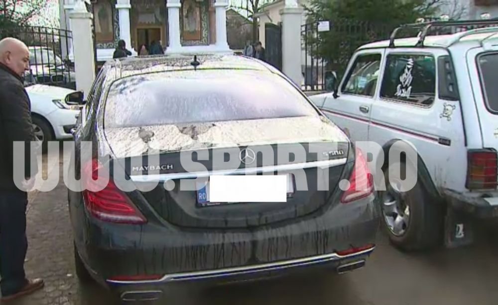 O noua aparitie marca Gigi Becali! Si-a intors noul Maybach de 200.000 de euro in curtea bisericii - FOTO_2