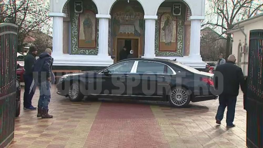 O noua aparitie marca Gigi Becali! Si-a intors noul Maybach de 200.000 de euro in curtea bisericii - FOTO_4