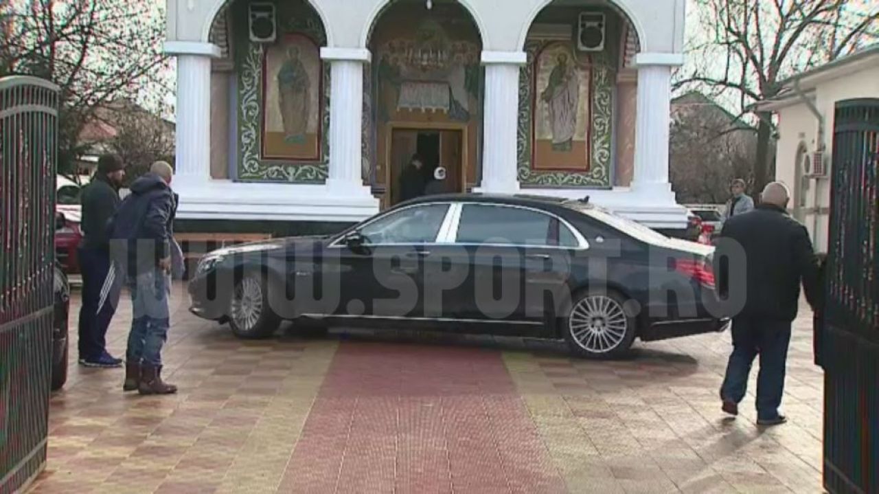O noua aparitie marca Gigi Becali! Si-a intors noul Maybach de 200.000 de euro in curtea bisericii - FOTO_4