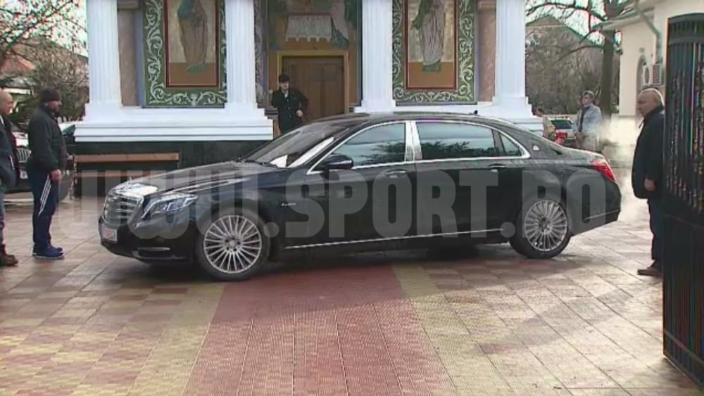 O noua aparitie marca Gigi Becali! Si-a intors noul Maybach de 200.000 de euro in curtea bisericii - FOTO_5