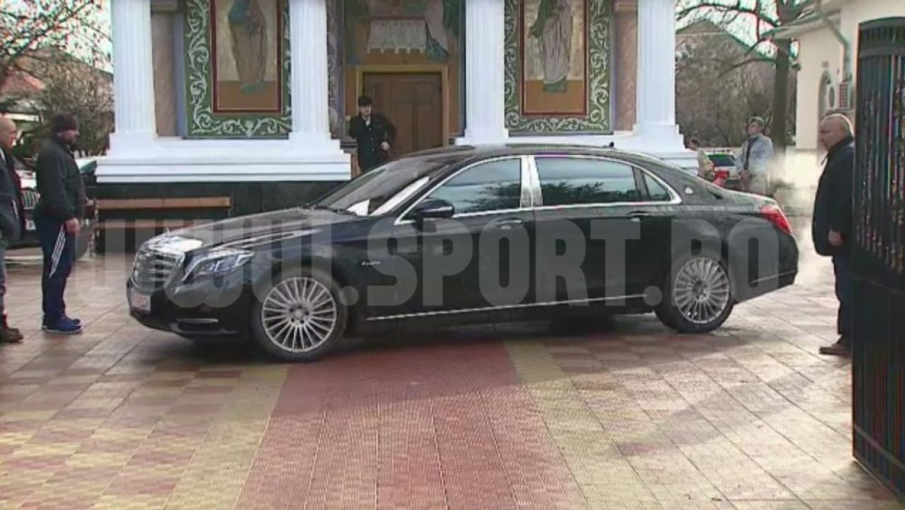 O noua aparitie marca Gigi Becali! Si-a intors noul Maybach de 200.000 de euro in curtea bisericii - FOTO_5