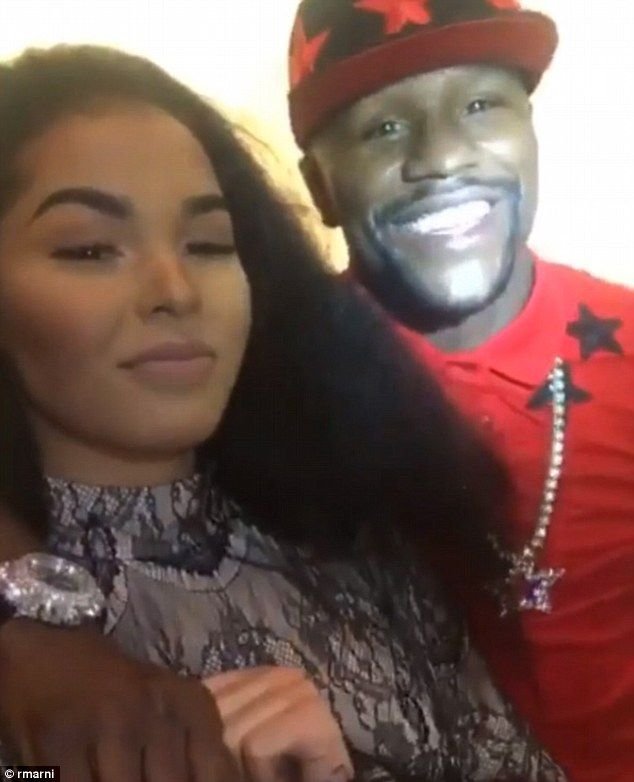 Cum arata noua iubita de 19 ani a lui Mayweather! Asistenta care castiga 10 dolari pe ora a ajuns sa se plimbe acum cu un avion privat de 60 mil euro