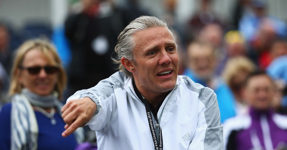 Asta e o greseala de tipar, nu? Clubul nu a realizat ce salariu urias a trecut in contract! Si azi sarbatoreste dupa ce a semnat