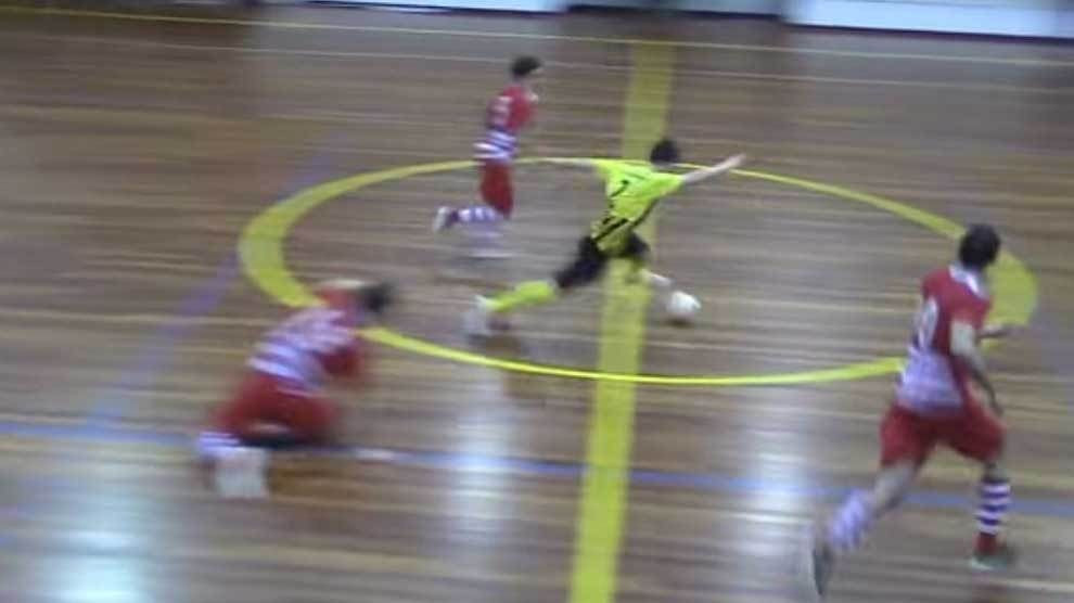 GOL MINUNAT la fotbal in sala! Ce face acest jucator dupa ce primeste mingea