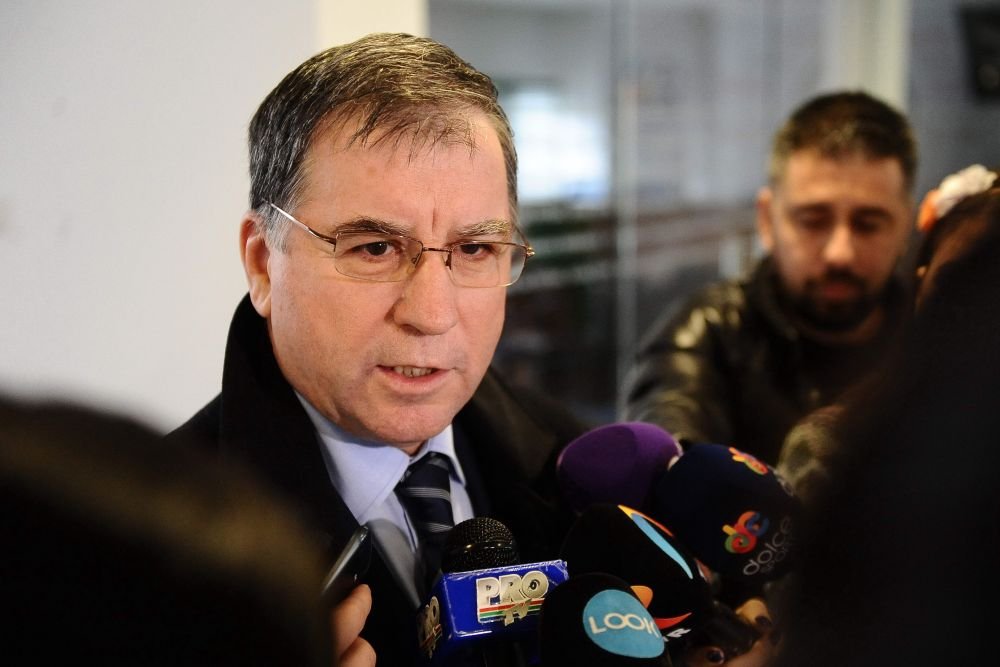 FRF paseaza mai ceva ca Barcelona pana sa rezolve scandalul dintre Iordanescu si Reghe :) Selectioner - Comitet Executiv - secretar general - Comisia de Disciplina