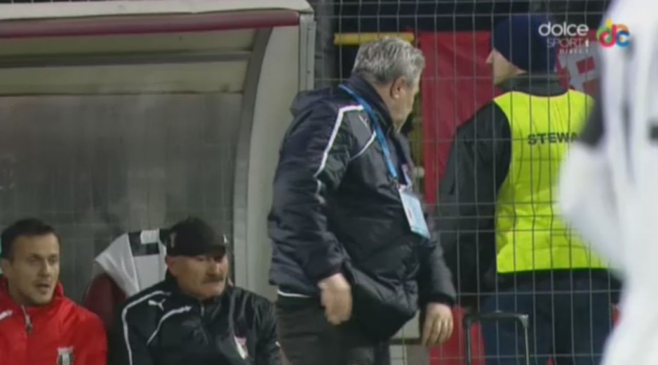 Sumudica, o simulare mica | Scandal in finalul primei reprize la Astra - Dinamo, dupa eliminarea lui Filip. Meciul a fost intrerupt minute bune_5