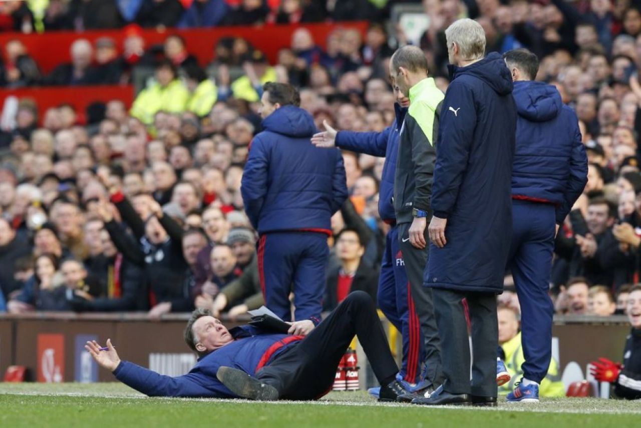 Cele mai bune glume de pe net dupa caderea de Oscar al lui Van Gaal in meciul cu Arsenal :)_7