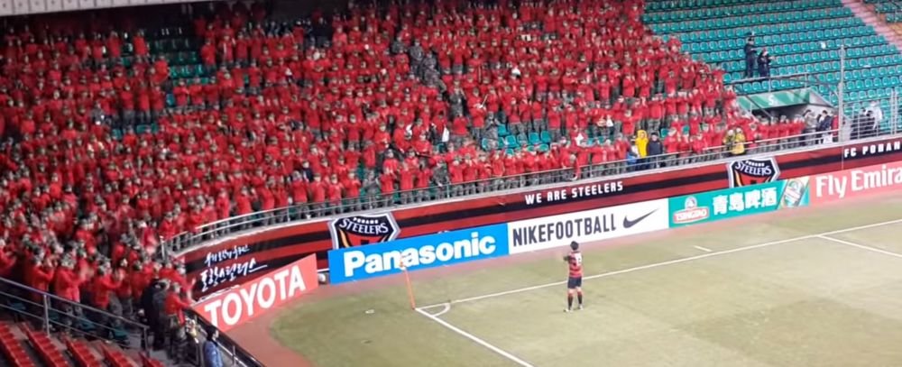 Bucurie incredibila in Coreea de Sud! Jucatorul s-a dus in fata peluzei, toti fanii au inceput sa faca asa. VIDEO