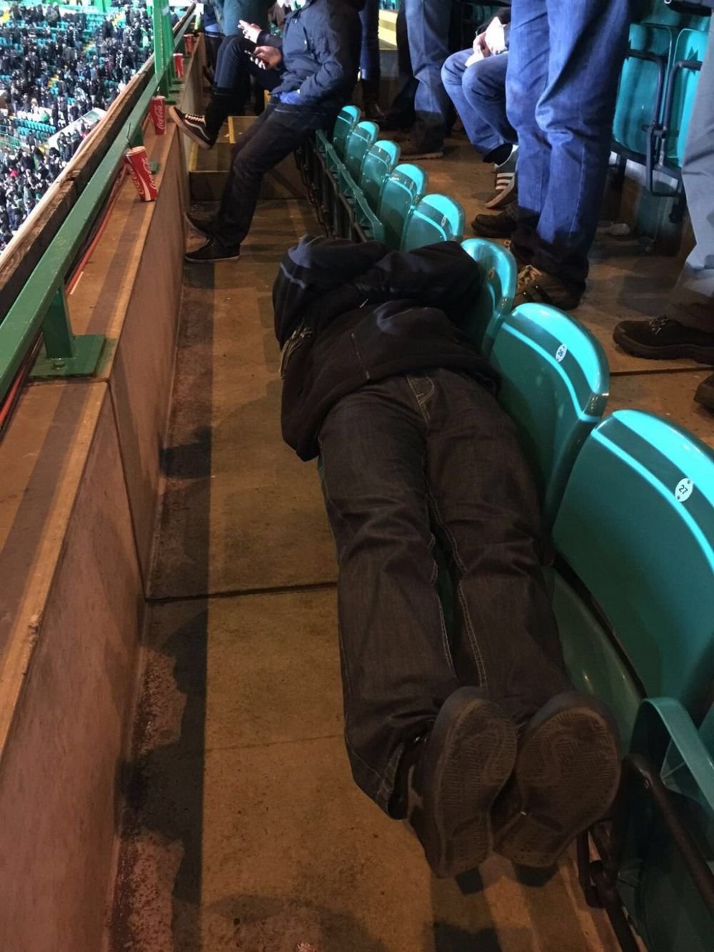 Cel mai plictisit fan din istorie! Cum a fost surprins acest suporter al lui Celtic la ultimul meci. SUPER FOTO