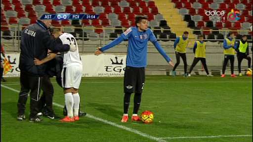 CE COMEDIE! Moment incredibil in Astra - Viitorul cand Ianis Hagi a incercat sa bata o lovitura libera. Ce a patit. FOTO_4