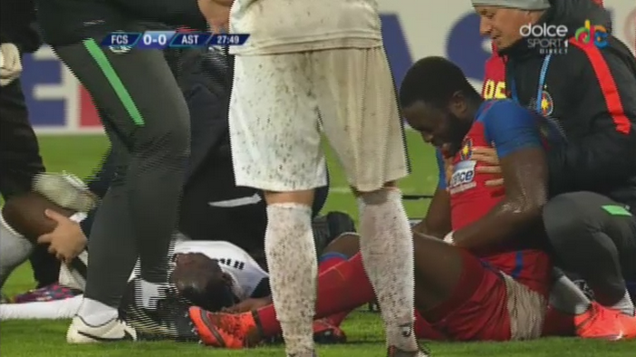 NU E BANC! Boubacar l-a lovit cu genunchiul intre picioare pe Sulley Muniru si a iesit accidentat de pe teren :)_8