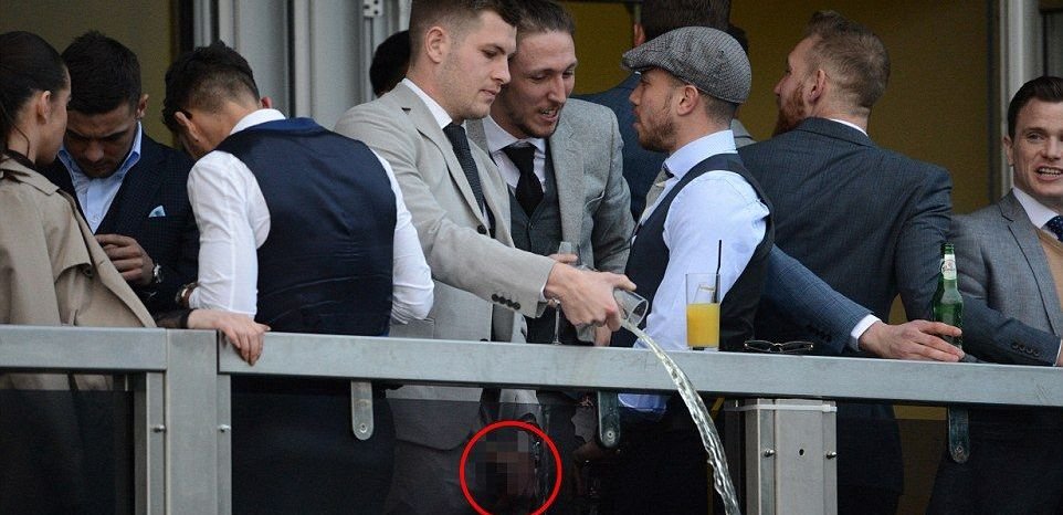 Gestul scandalos al acestor fotbalisti! Au urinat in paharele de bere la festival, apoi le-au varsat peste balustrada. FOTO