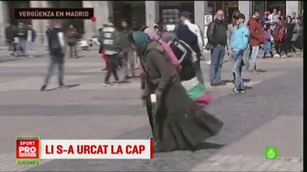Scene socante in Spania! Fanii lui PSV au umilit cersetoarele din centrul Madridului! VIDEO