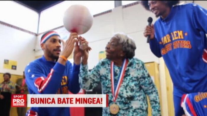 Bunica de 107 ani din State care s-a apucat de baschet si jongleaza alaturi de baietii de la Harlem Globetrotters :) VIDEO